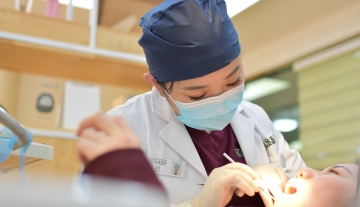honolulu-emergency-dentist-hand-Health-care-provider-Medical-procedure-1637605-pxhere.com.jpg